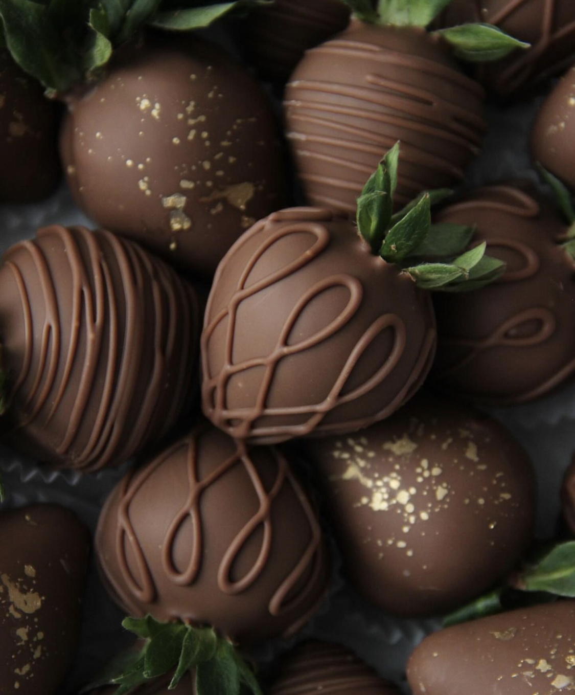 Букеты и наборы из клубники в шоколаде с доставкой по Москве