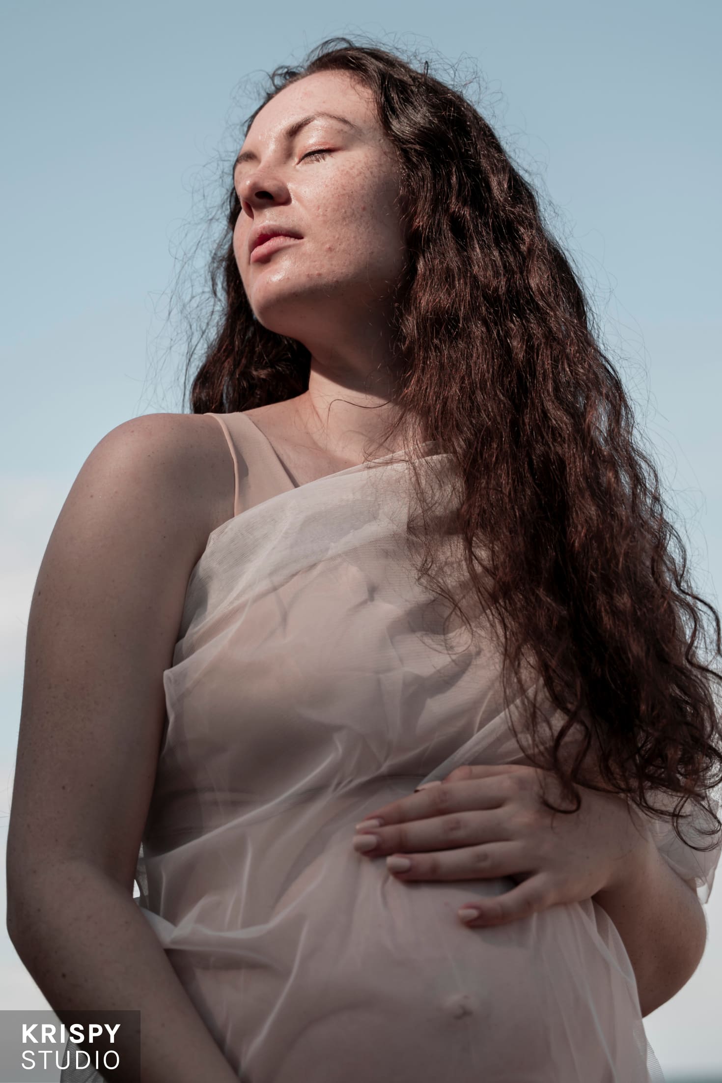 Фотосессия на берегу Пхукета, беременная женщина и океан