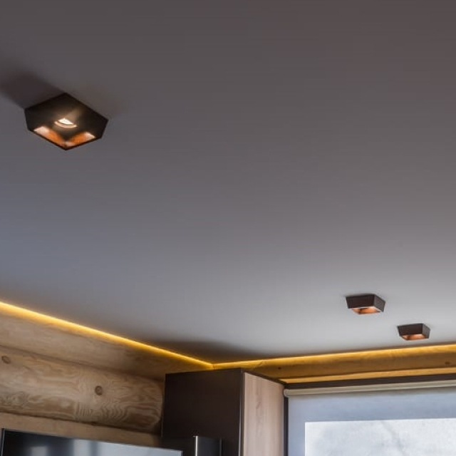 Матовый потолок в гостиной