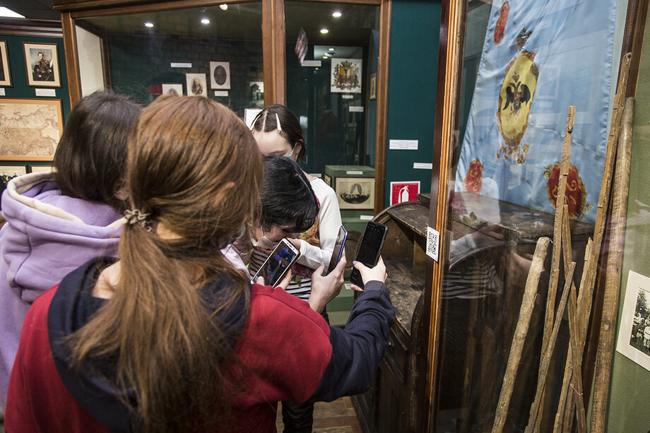 Квест. Посетители самостоятельно находят экспонаты, связанные с Новым годом и зимними календарными праздниками