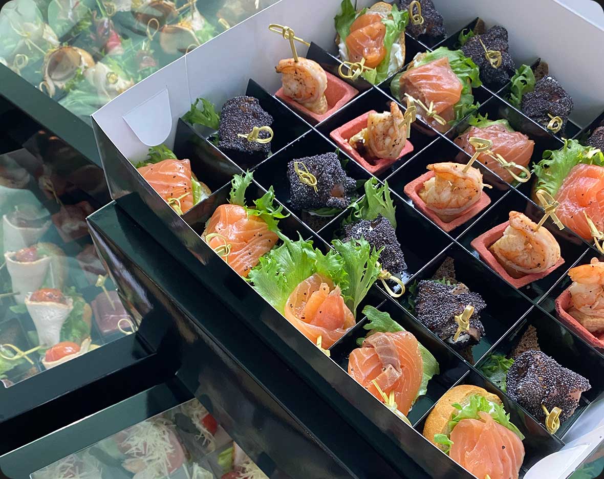 набор закусок из мяса рыбы и овощей