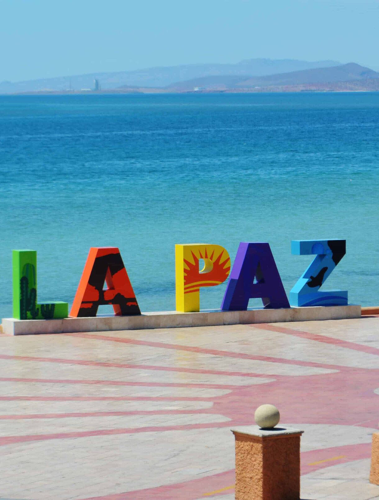 Объёмные буквы La Paz на набережной у моря Кортеса