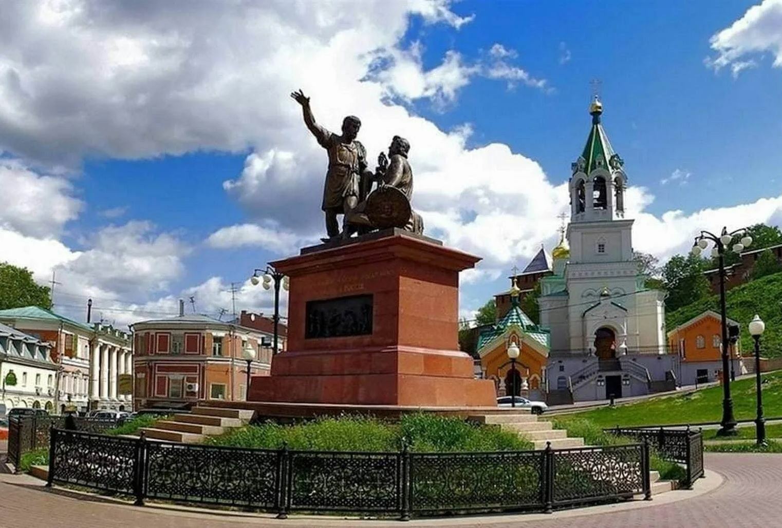 Памятник минину и пожарскому нижний. Памятник Минину и Пожарскому Нижний Новгород. Минин и Пожарский памятник в Нижнем Новгороде. Мини и Пожарский памятник в гижнем Новгороде. Памятник Кузьме Минину в Нижнем Новгороде.