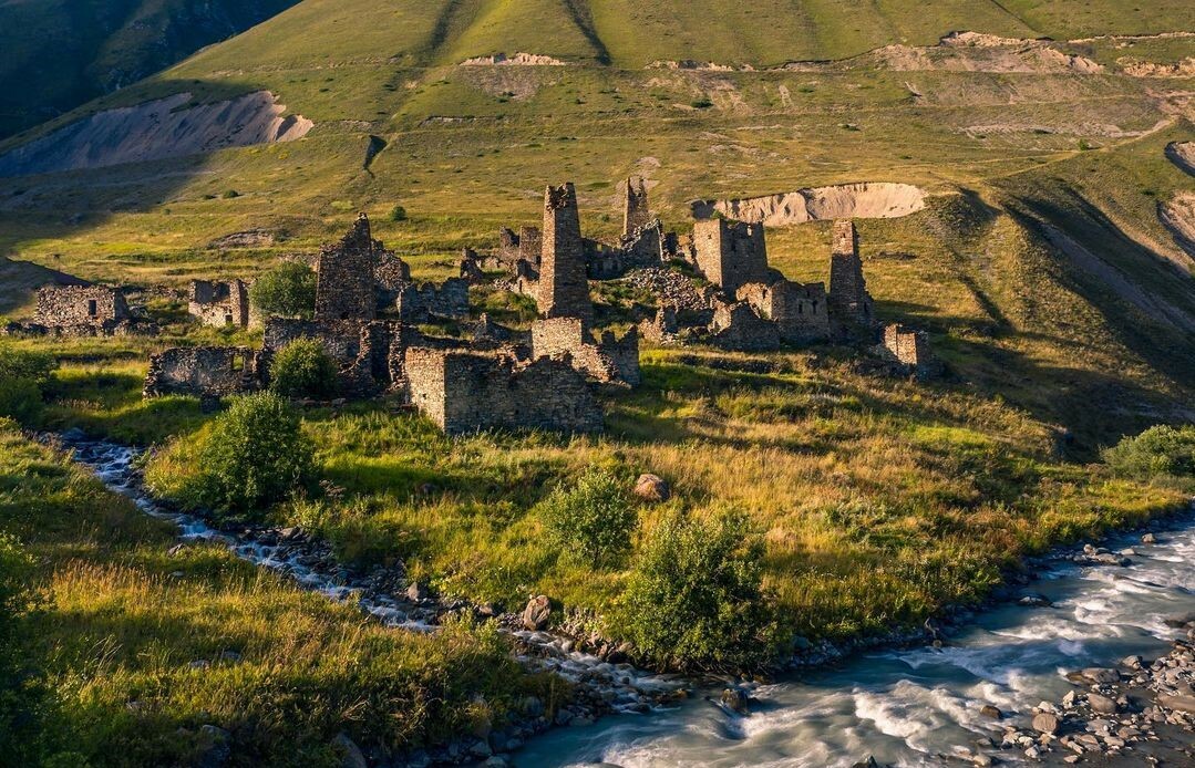 На завтра северная осетия. Северная Осетия маленькая Швейцария. Троицкое (Северная Осетия). Фамильные башни в Осетии. Чудеса Кавказа.