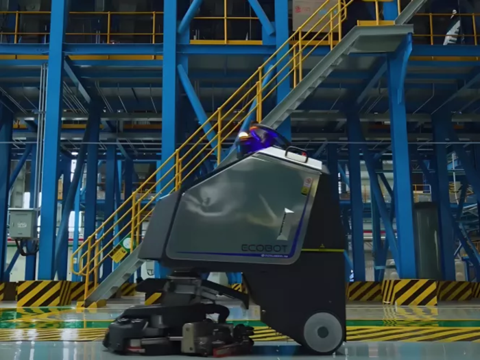 Autonomous floor cleaning for the manufacturing industry