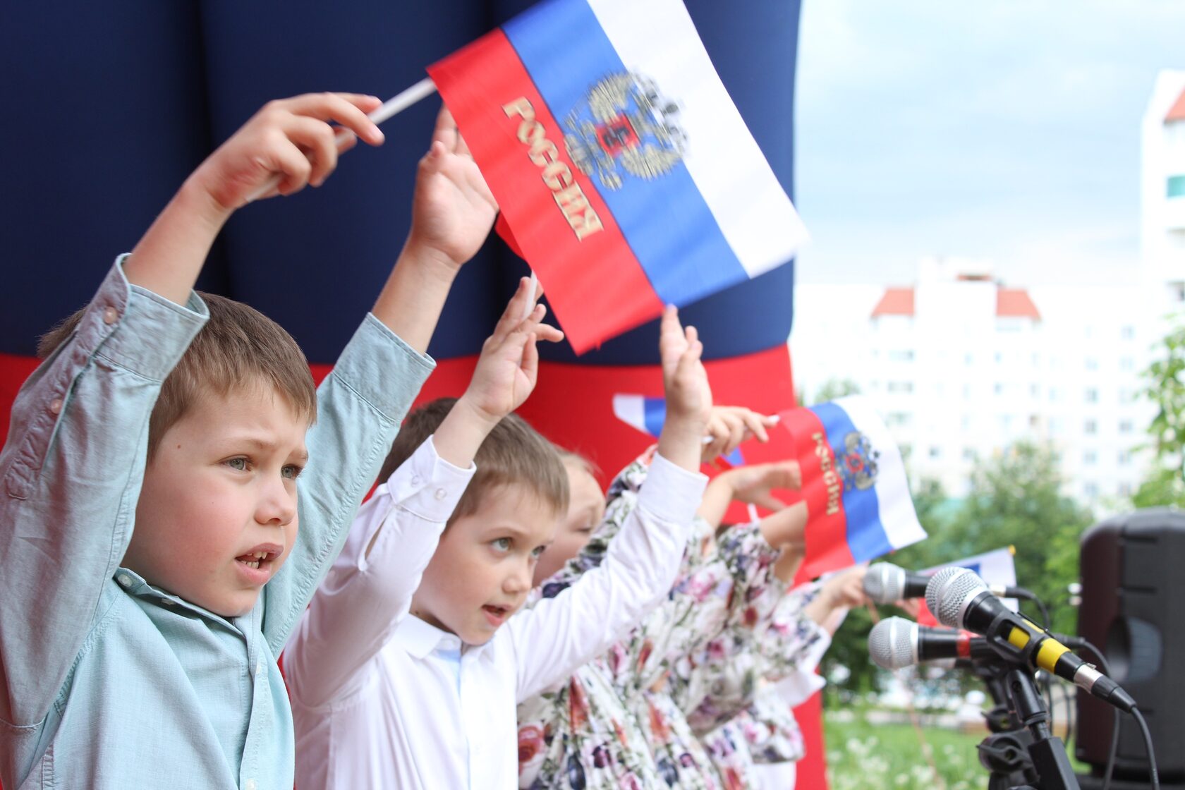 Дети выступили замечательно. Замечательного выступления.