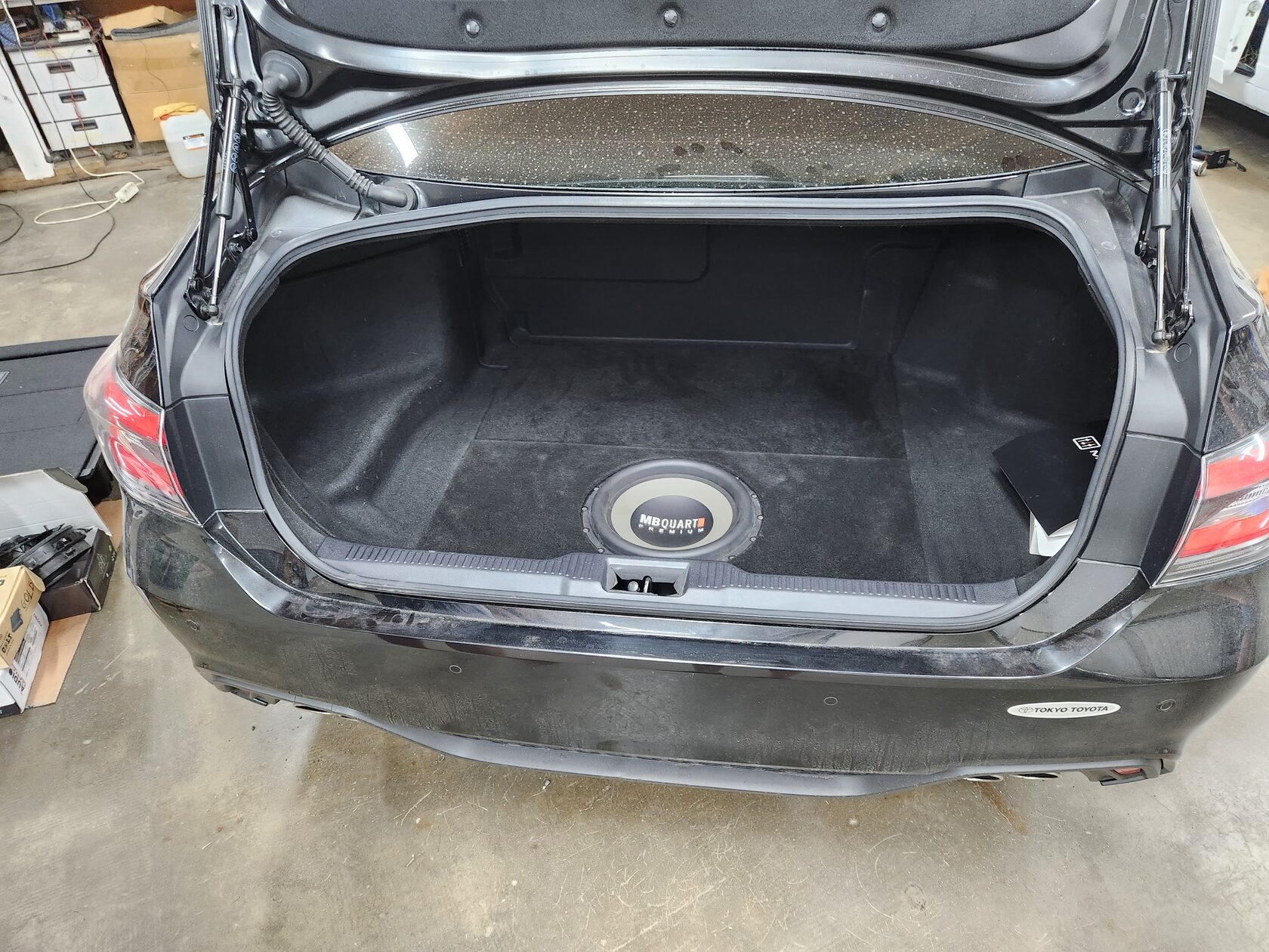 установка сабвуфера тойота краун