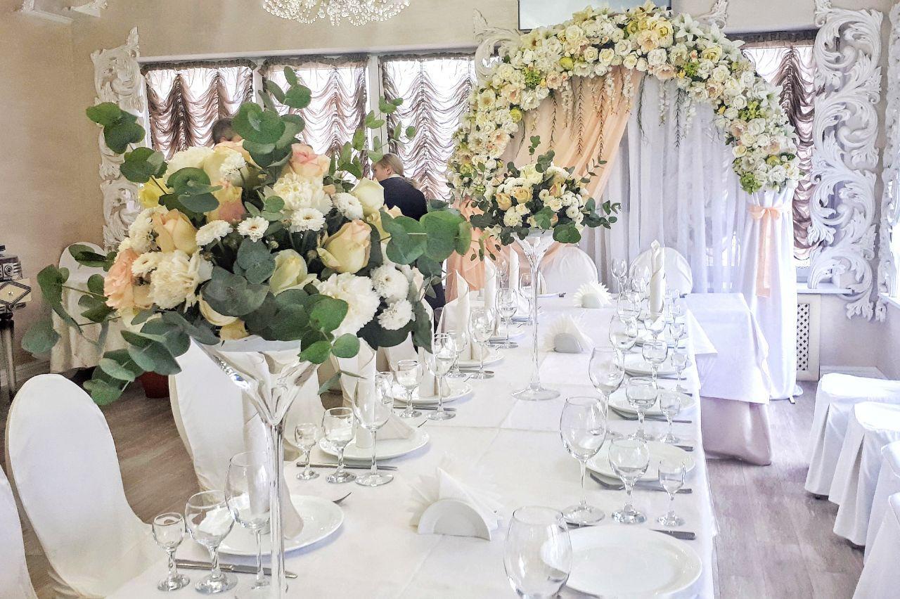 Оформление свадебного зала цветами в Самаре