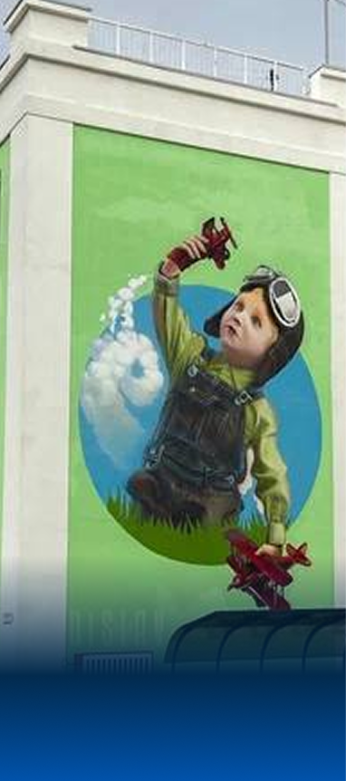 Мурал на фасаде здания с изображением писателя