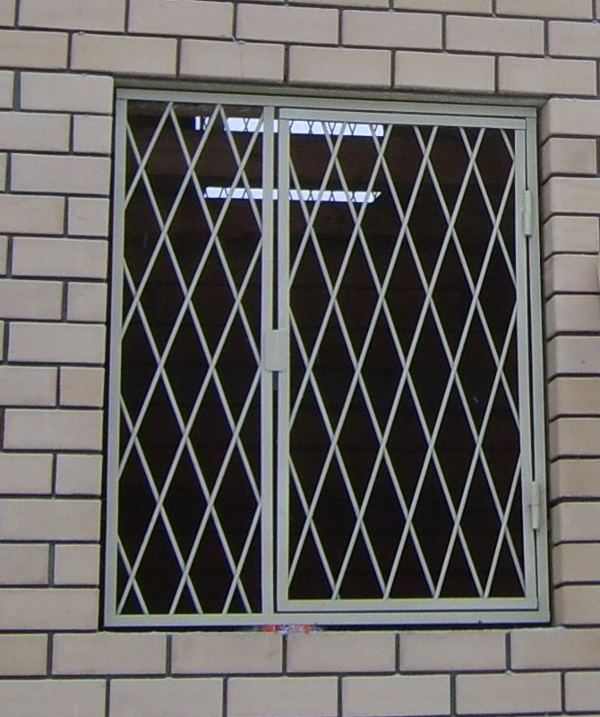 Купить решетки от производителя. Решетки на окна TLC 76. Решетка оконная металлическая. Решетка на окно металлическая. Решетка оконная открывающаяся.