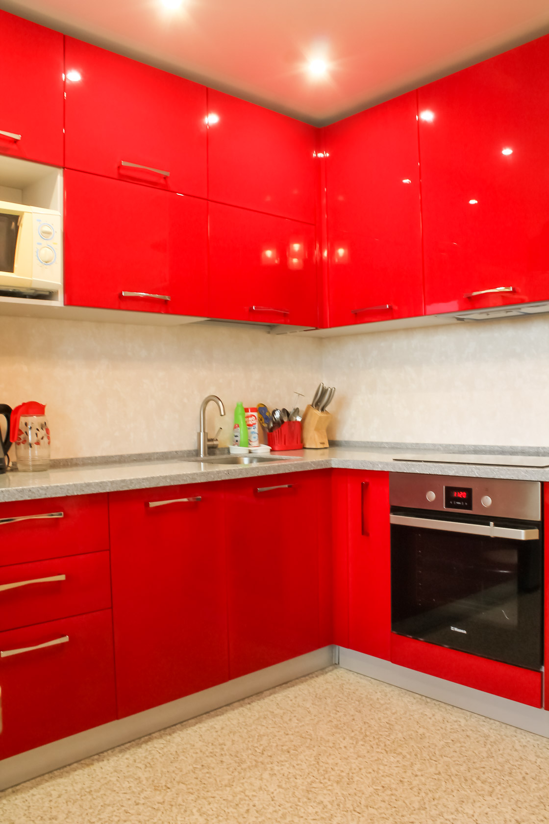 кухня с красными фасадами и черной столешницей