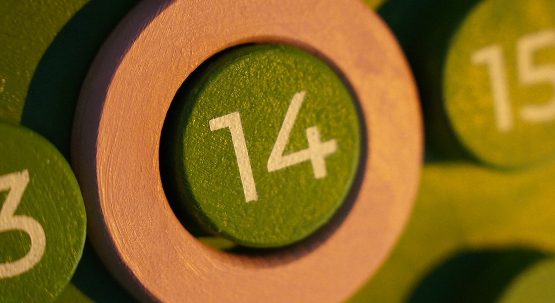 Detail: dřevo + barevná kolečka