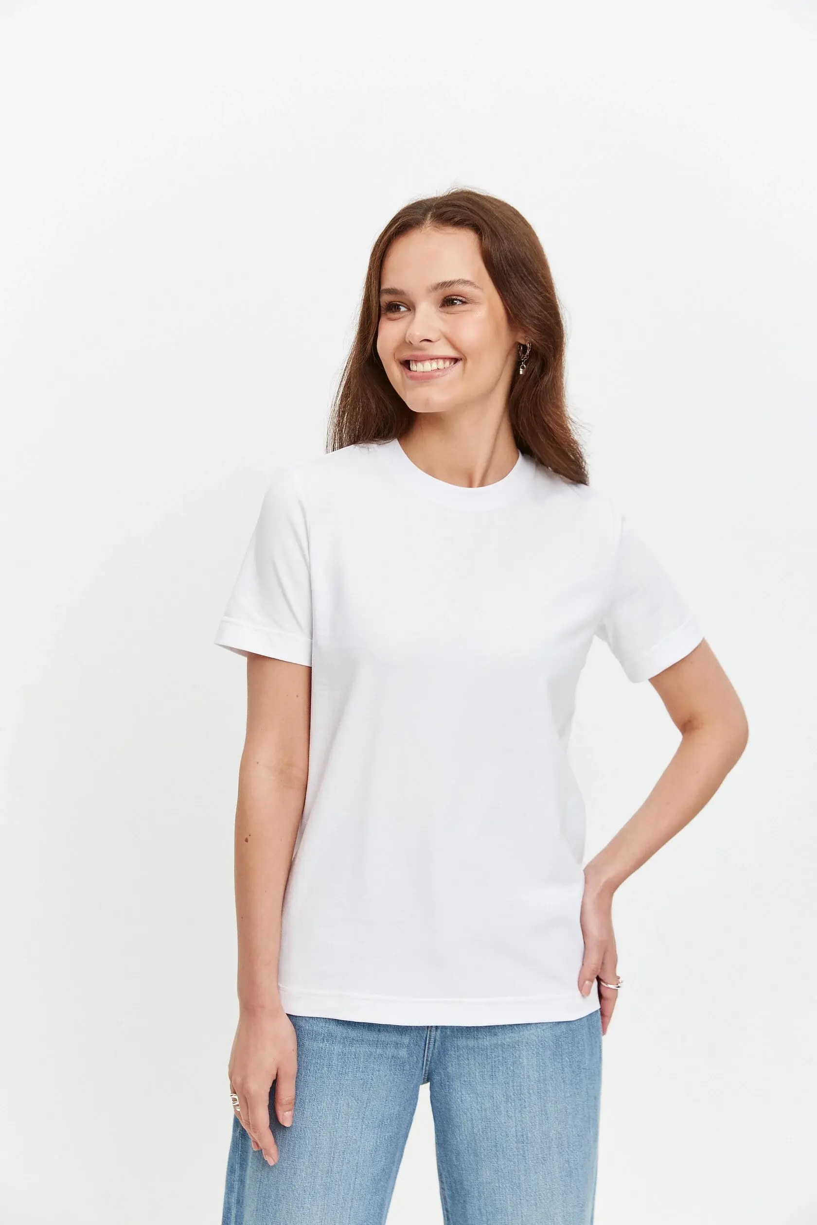 Базовый образ с белой футболкой KATYA BLANC и джинсами