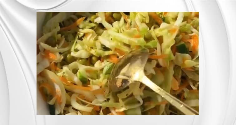Приготовление капустного салата с морковью и огурцом: шаг 7