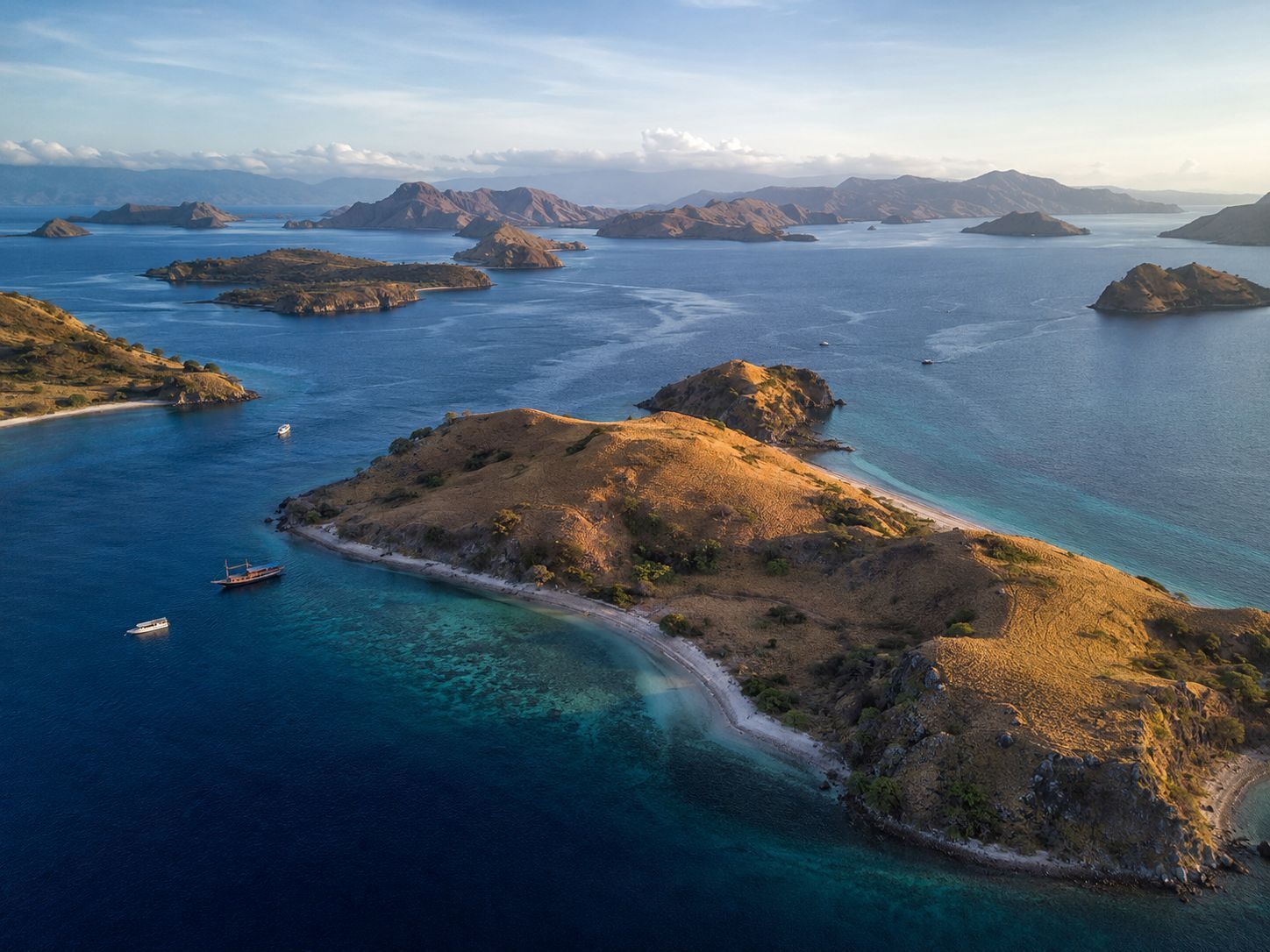 Kepulauan vulkanik Taman Nasional Komodo dari udara