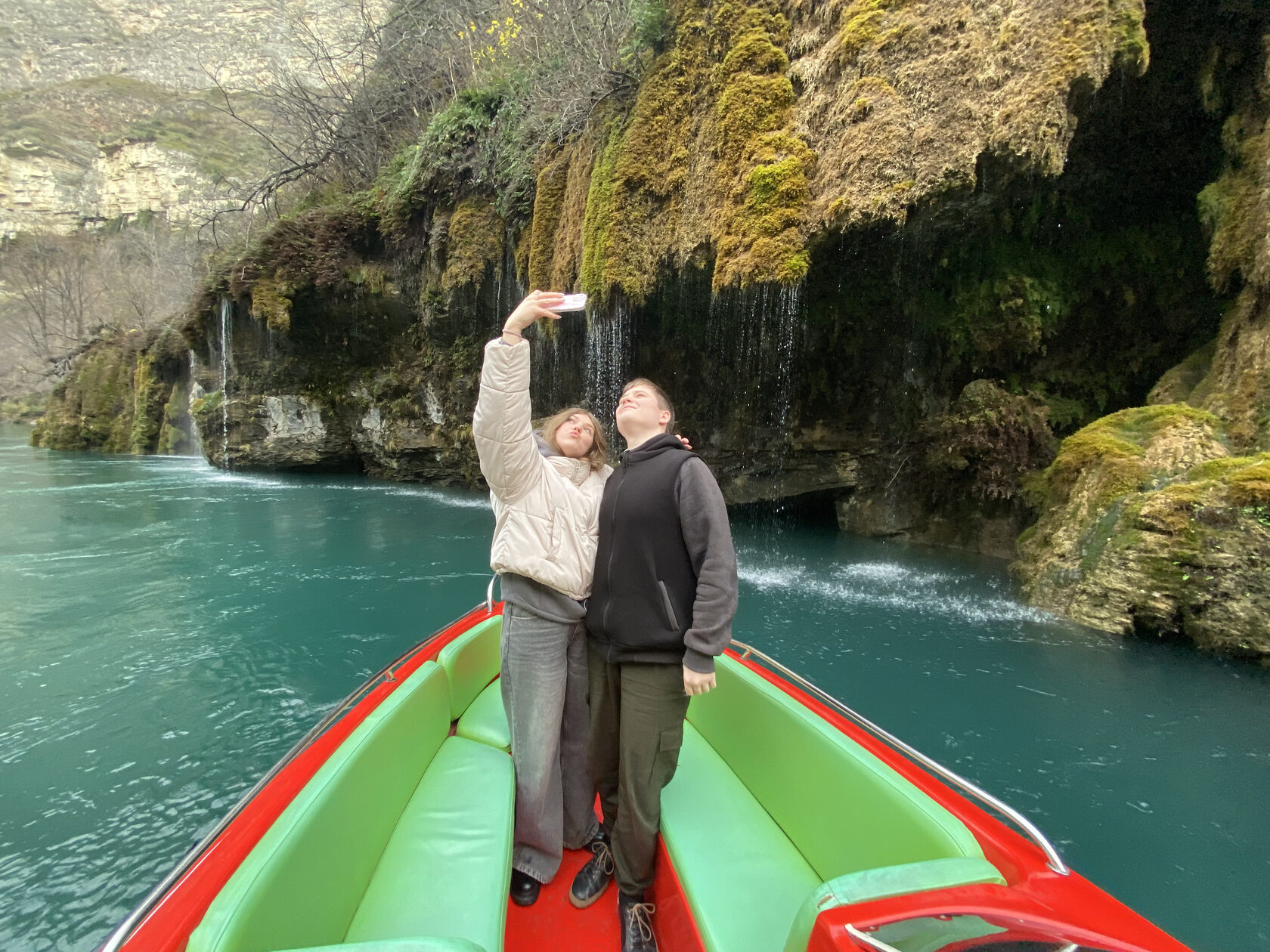 Участники групповой экскурсии катаются на катере по Сулакскому каньону