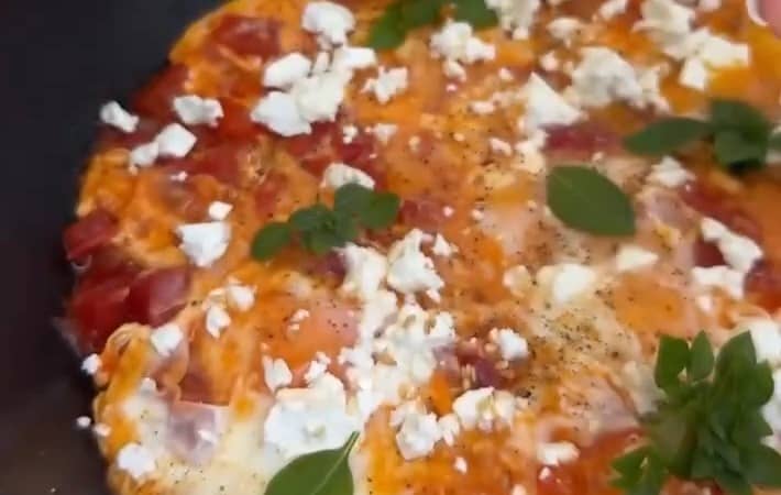 Приготовление шакшуки с фетой на сковороде: шаг 7