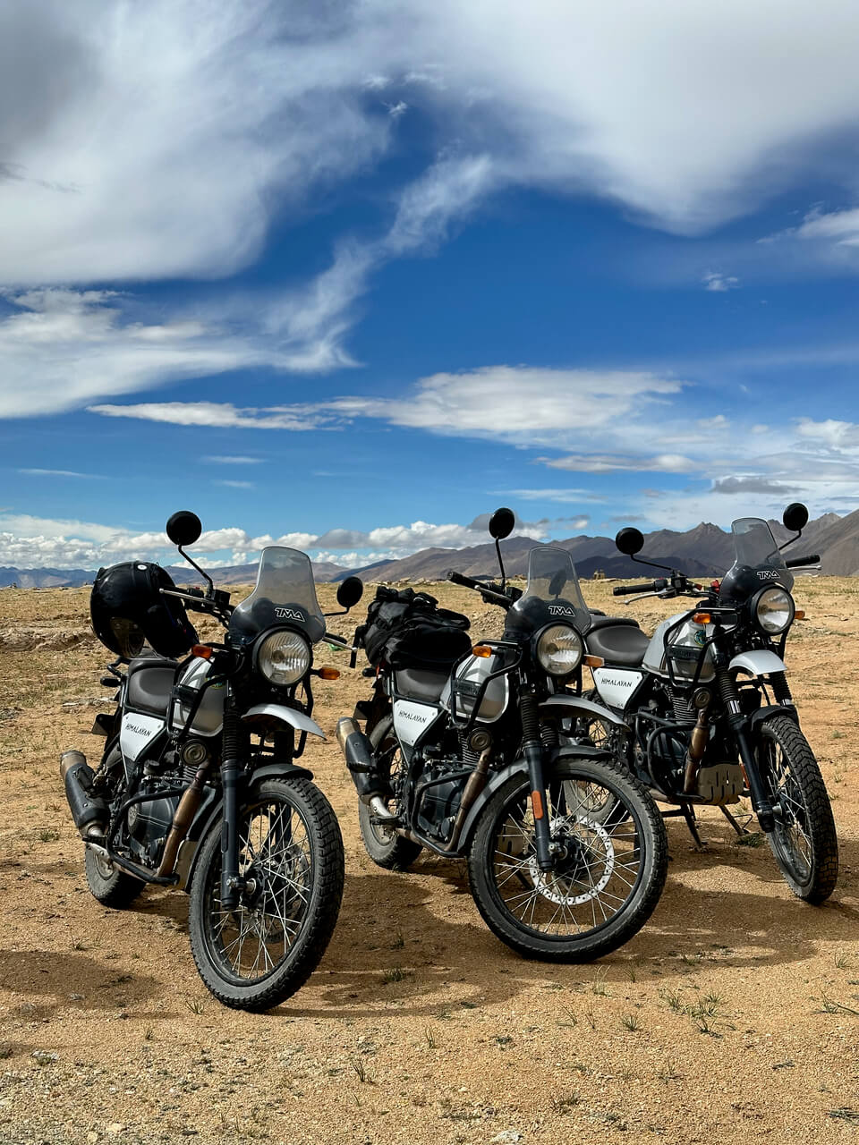 Royal Enfield на горной дороге
