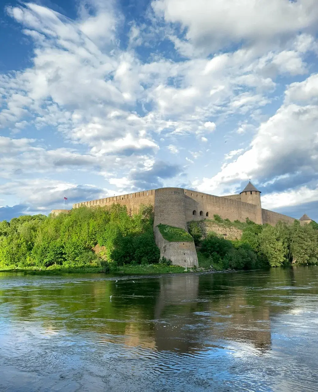 Стены Ивангородской крепости
