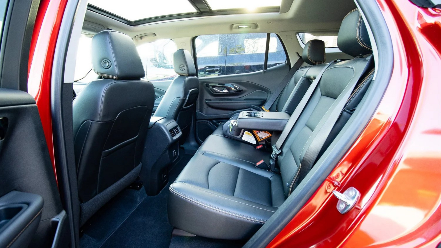 Chevrolet Equinox 2024 на горной дороге