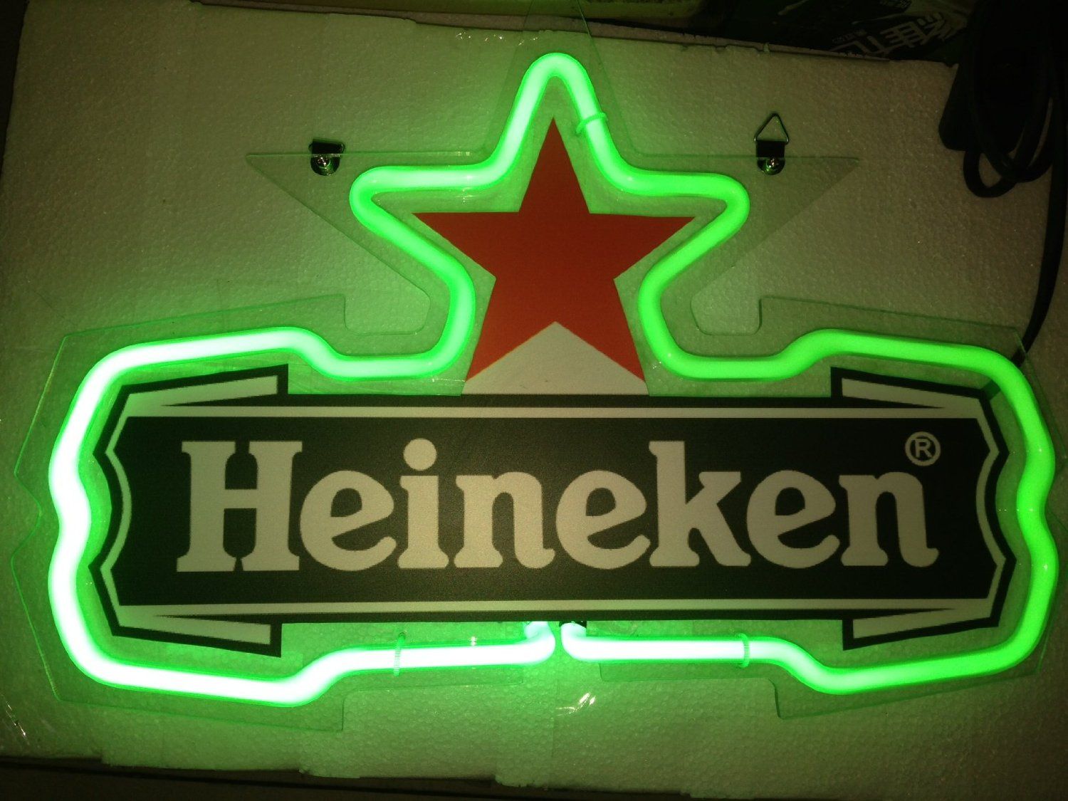 Неоновая вывеска Heineken