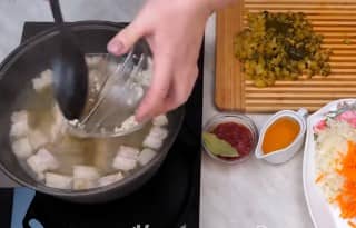 Приготовление рассольника с перловкой и солёными огурцами со свининой: шаг 4