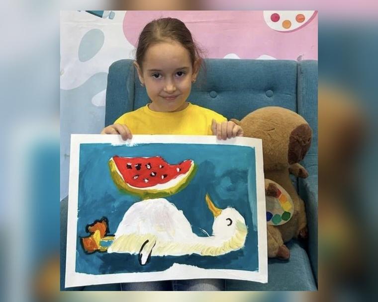 Девочка 5–6 лет с гуашевой работой «Гусь и арбуз» на занятии ИЗО