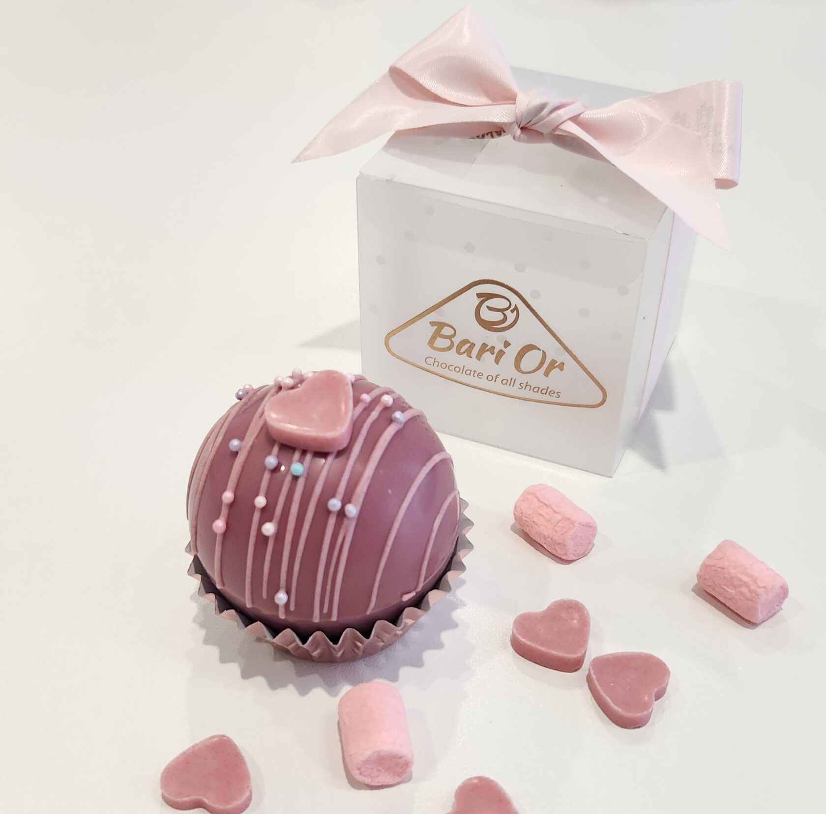 Төменнен аяқтың арасындағы фотосурет Дос қыздардың сүйісіп тұрған жеке суреті