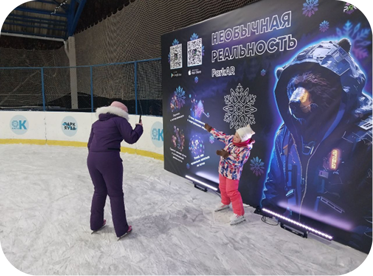 Посетитель фотографируется или записывает видео