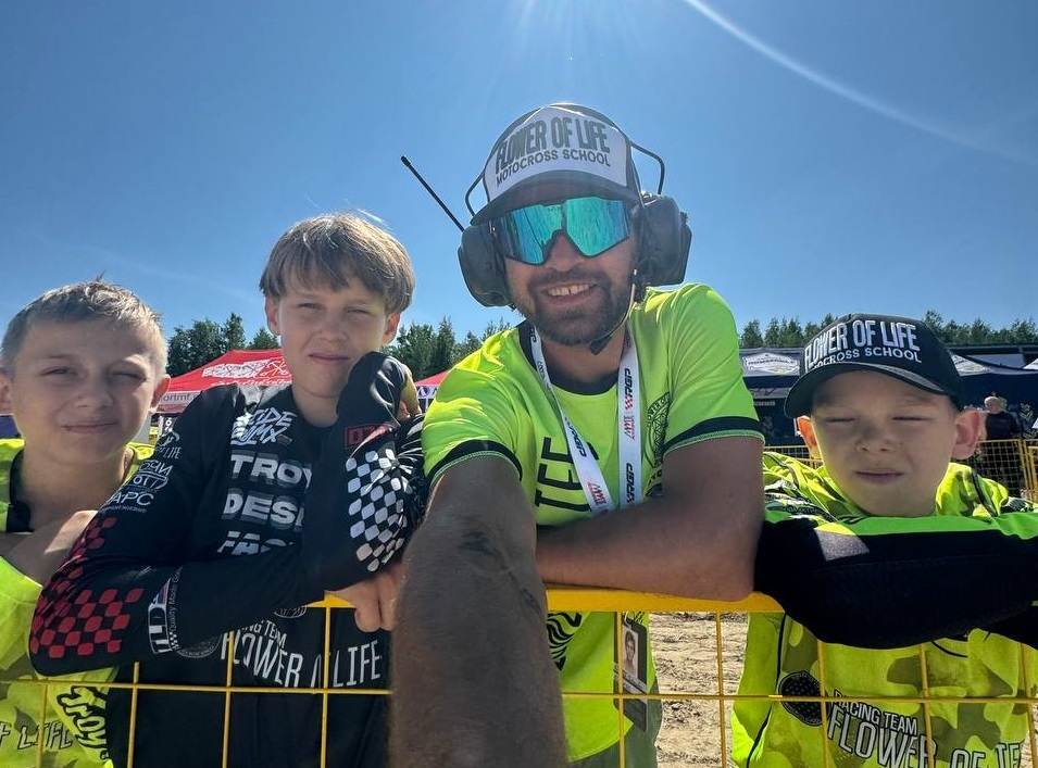 Гонщики «Flower of Life Racing Team» на подиуме в г.Мегион