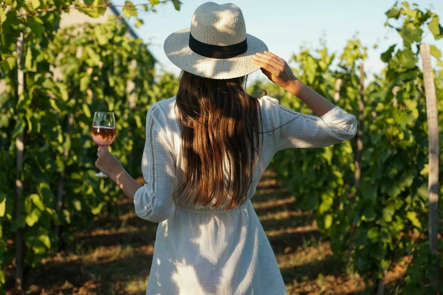 фото парня и девушки на романтическом свидании в публичном месте