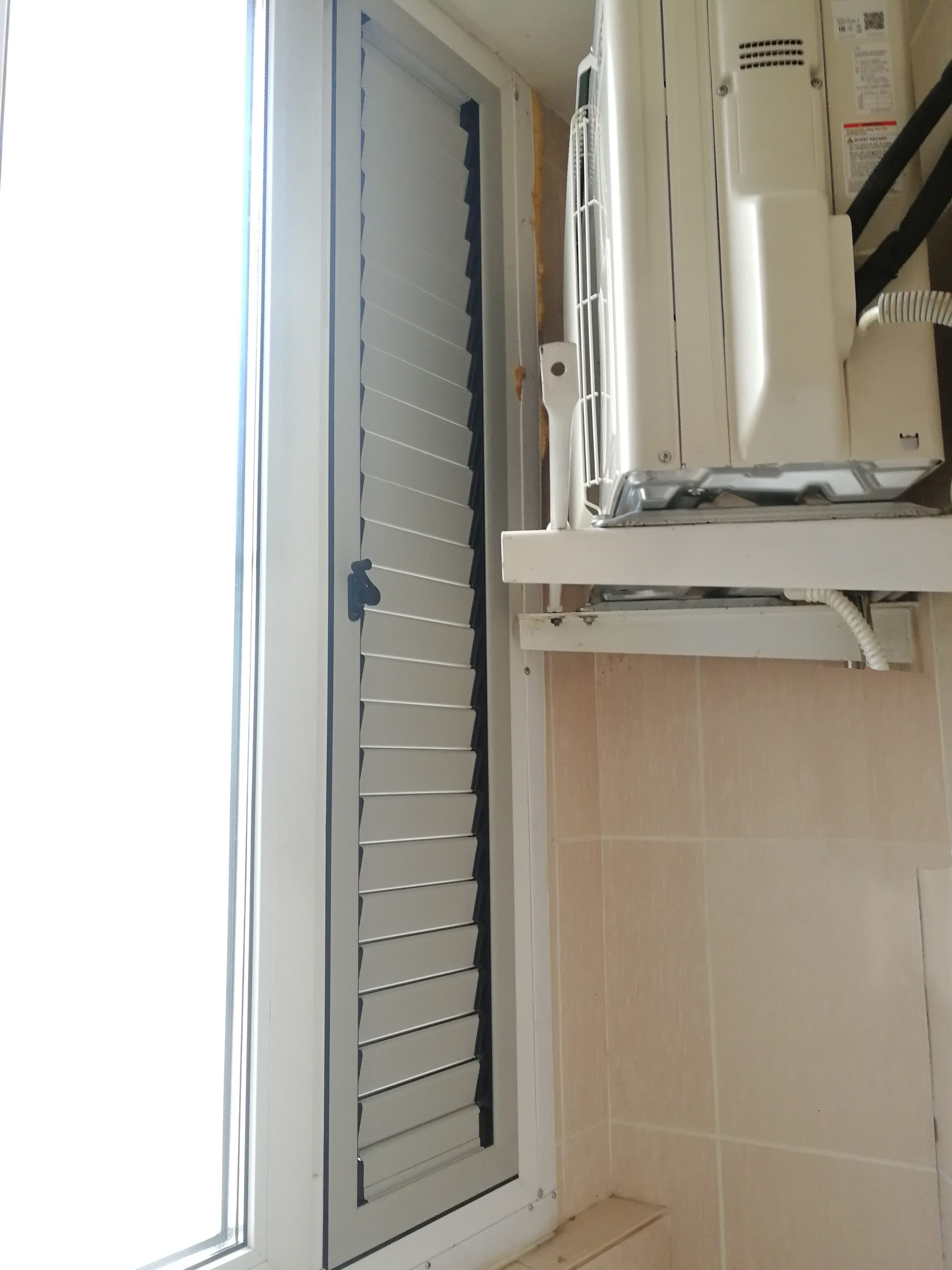 Теперь вентрешетку на балконе можно закрыть. Установка регулируемых вентиляционных решеток вместо статичных от застройщика. 