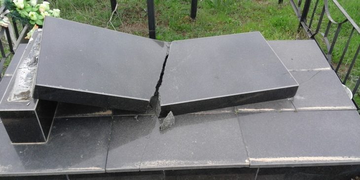 Разбитые памятники на кладбище