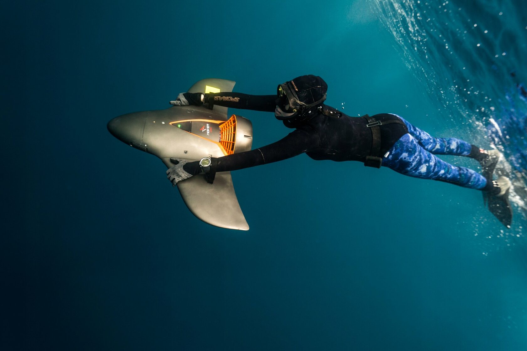 Подводный буксировщик. AQUAJET Dive h2. Подводный скутер. Электрический подводный скутер. Мотор для подводного плавания.