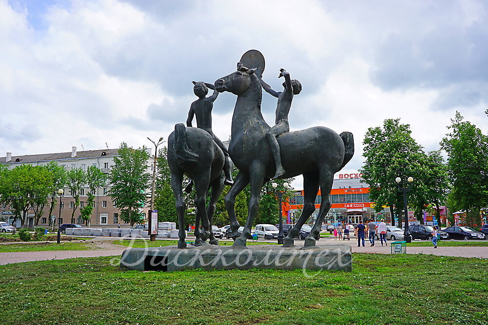 Город новомосковск тульской обл. Архитектурный комплекс «Исток Дона» Новомосковск. Памятник Исток Дона в Новомосковске. Новомосковск город у истока Дона. Достопримечательности Тульской области Исток Дона.