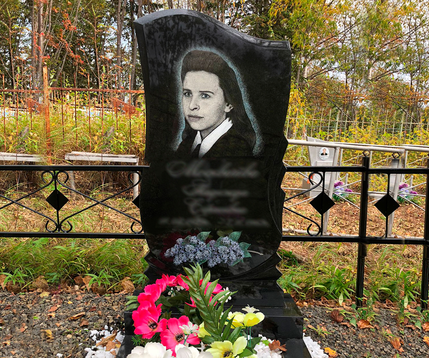 Памятник из черного гранита с портретом