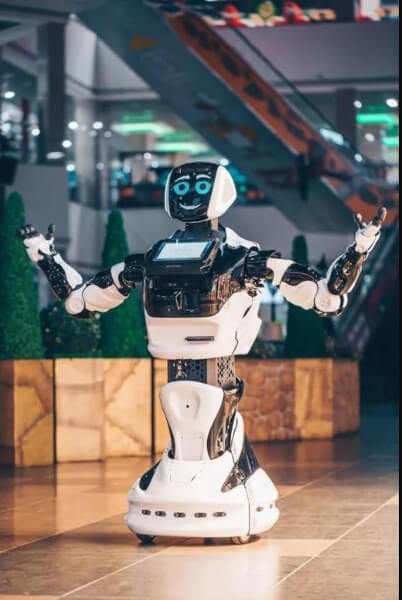 Робот Promobot V4 печатает брендированное фото для гостя