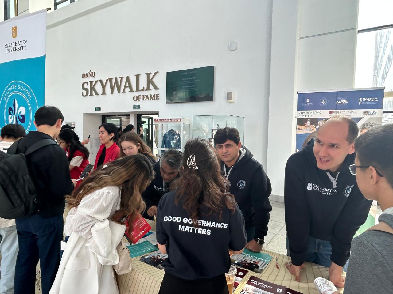 Басына сөмкені кигізіп, оны сиқыды.