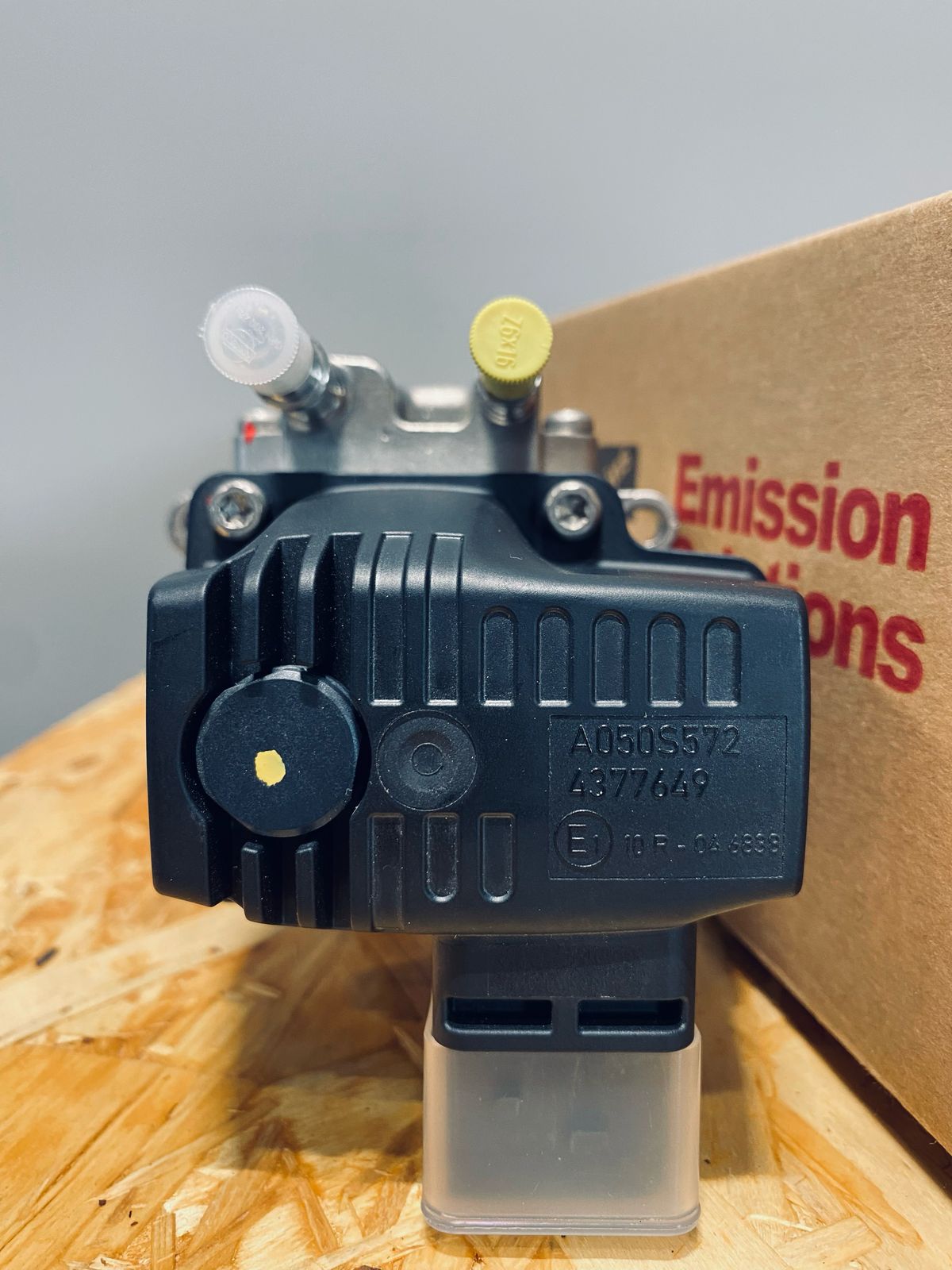 Форсунка дозатора мочевины Cummins с маркировкой A050S572 и 4377649
