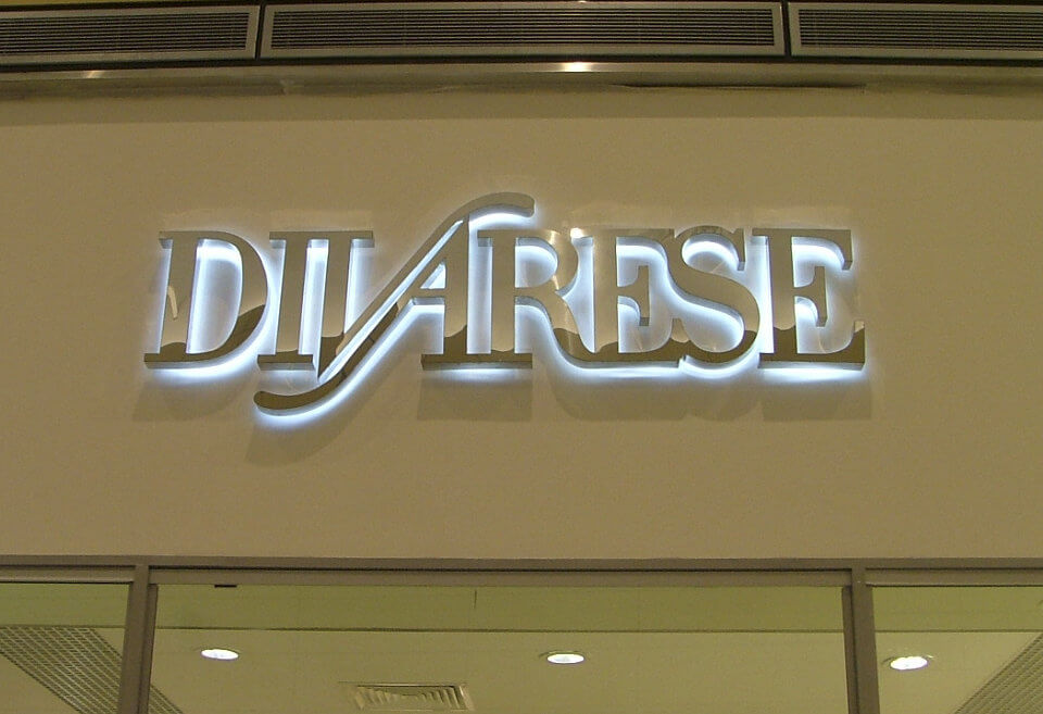 Серебряные буквы с подсветкой для магазина одежды и обуви