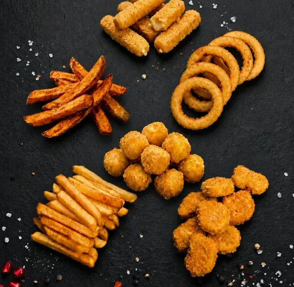 Картофель фри, луковые кольца и сырные закуски