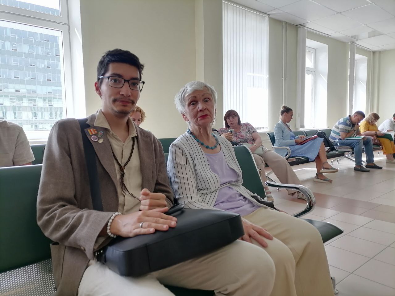 Акционист Павел Крисевич и блокадница Людмила Васильева. Фото: MR7