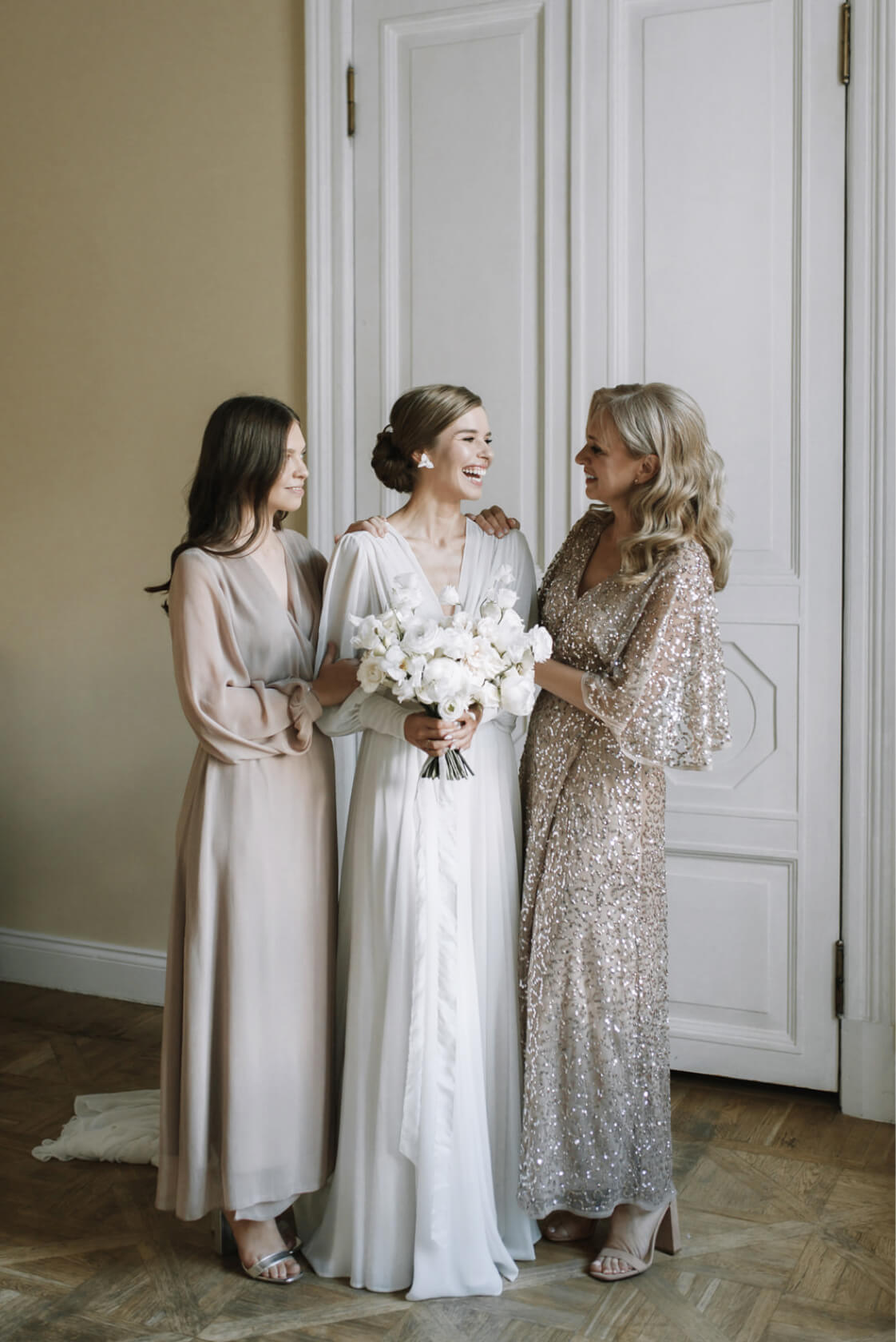 Невеста рядом с мамой и сестрой