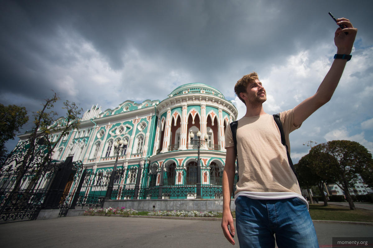 Екатеринбург туризм. Екатеринбург для туристов. Туристы в ЕКБ. Люди на фоне достопримечательностей Екатеринбурга. Екатеринбург туризм достопримечательности.