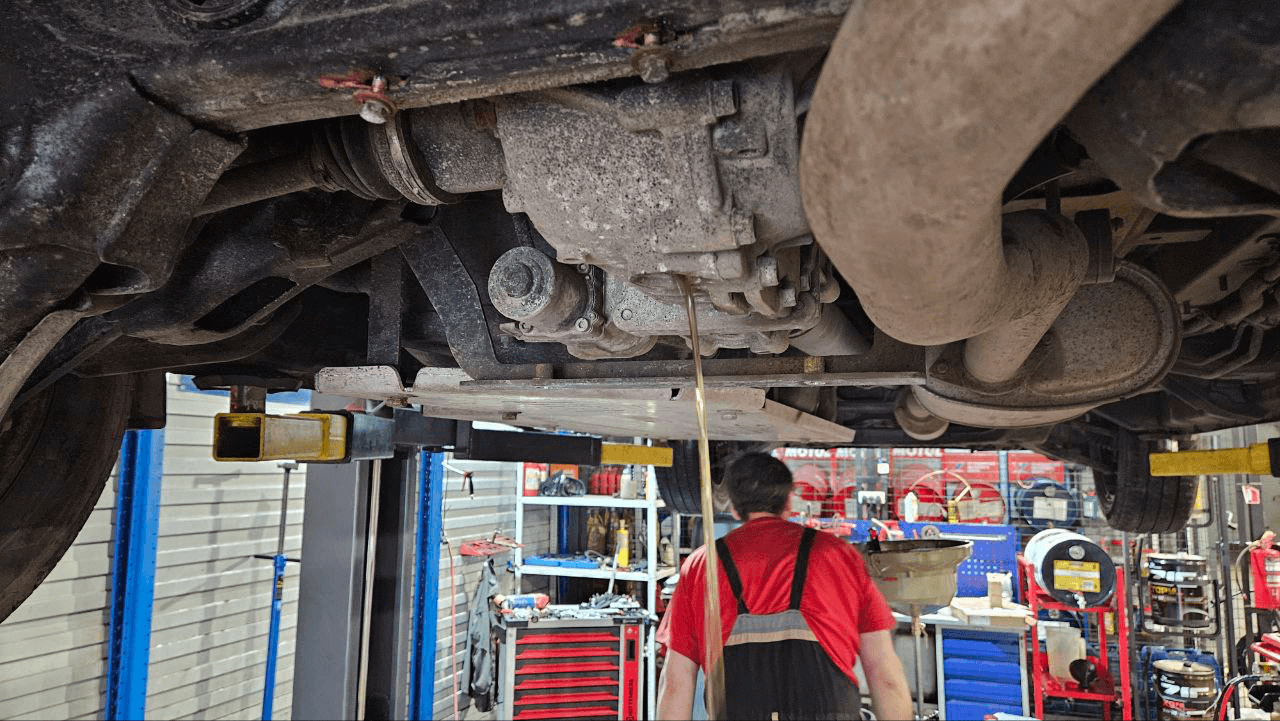 Задний редуктор Слив масла с заднего редуктора