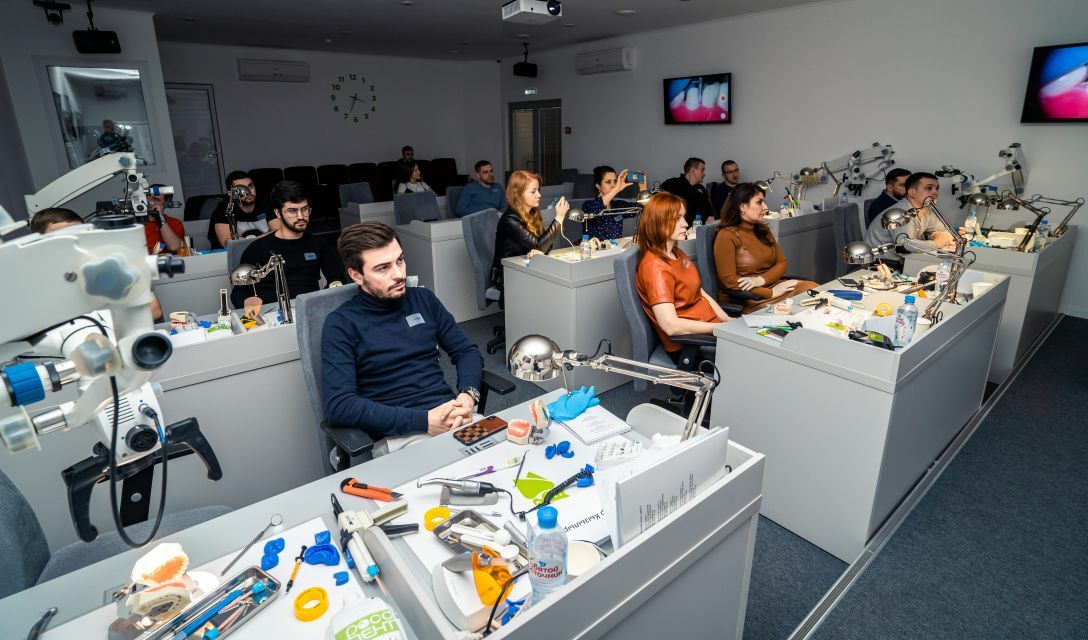 Курсы для старшеклассников. Студенты на занятиях. Обучение образование курсы центры. Повышениеквалифмкации. Обучение.