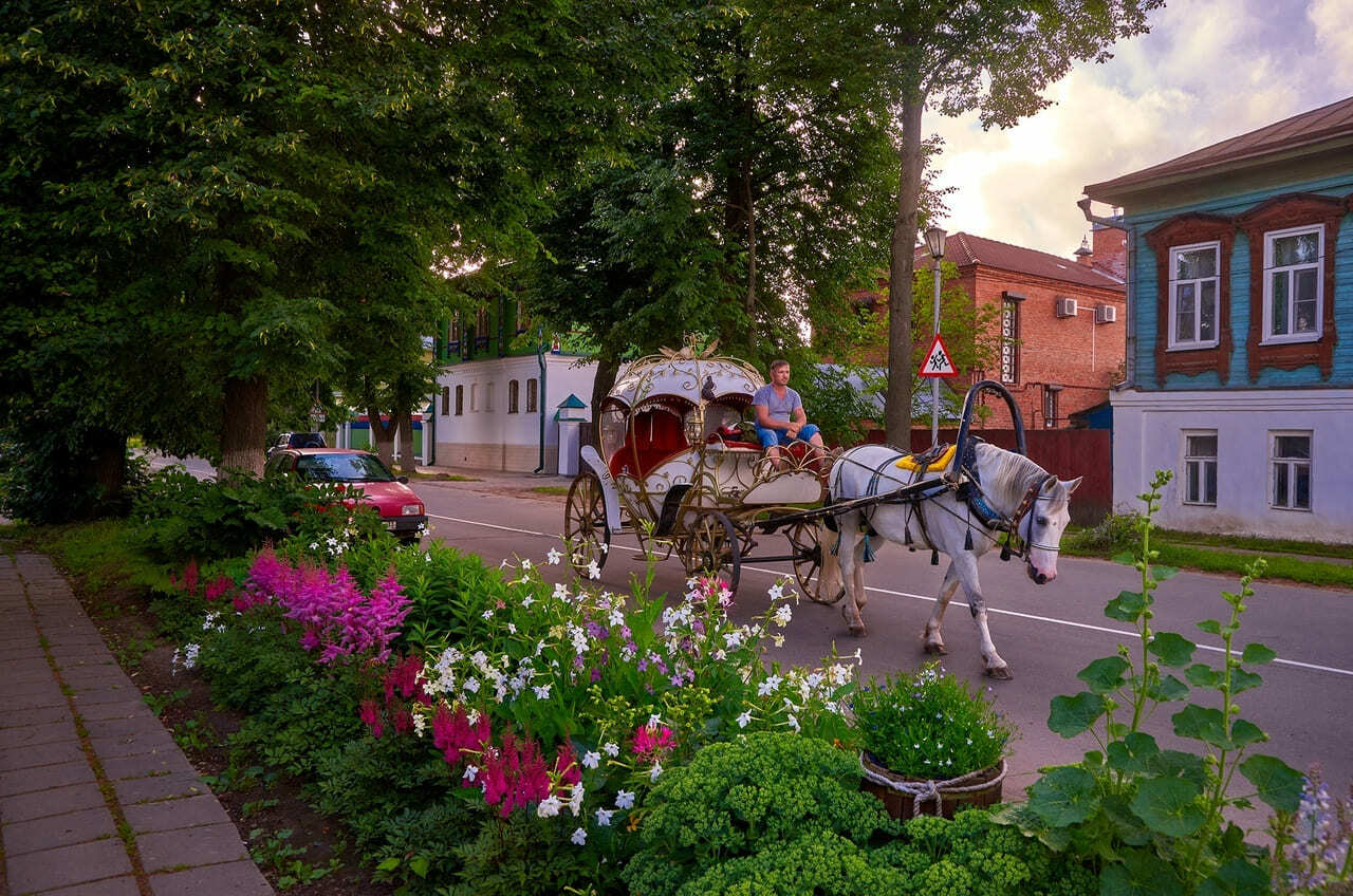 Край двор. Городской сад в Суздале. Нескучный музей Суздаль. Суздаль поселок городского типа. Суздаль сказочный городок гостиница.