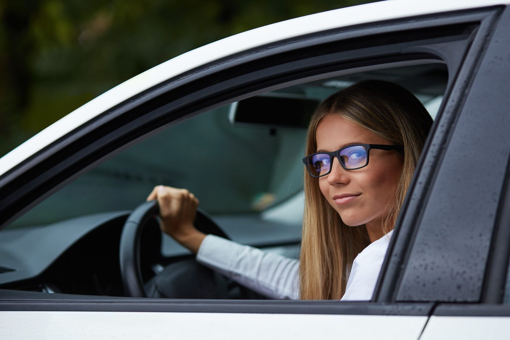 Drive car she. Женщина в очках за рулем. Девушки-водители в очках. Водитель в очках. Девушка в очках в машине.