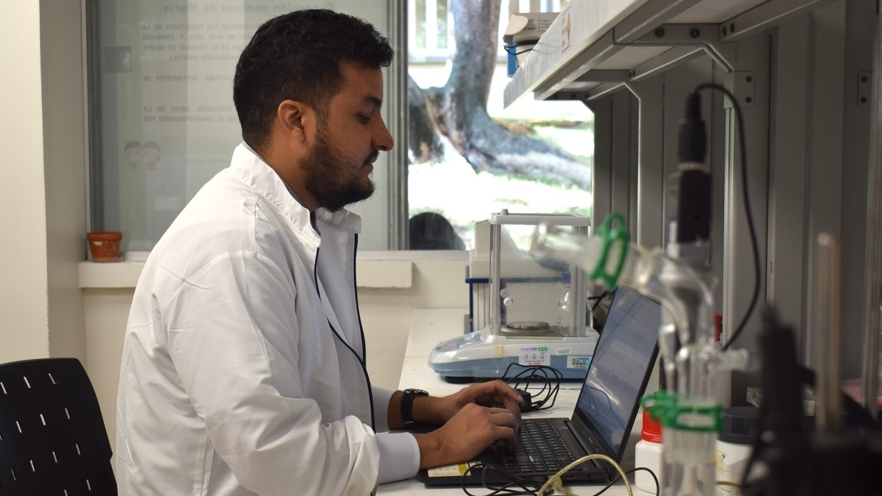 Investigación de maestría impulsa tecnología de hidrogeles para captura de CO₂