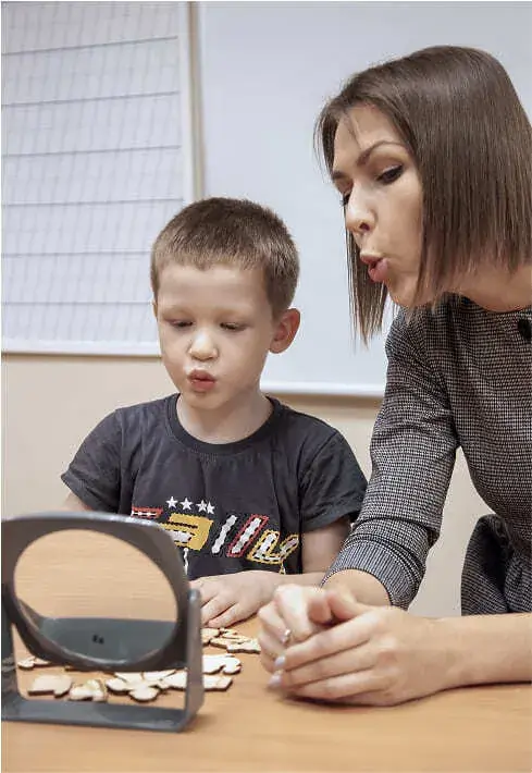Постановка звуков у ребёнка на занятии с логопедом-дефектологом